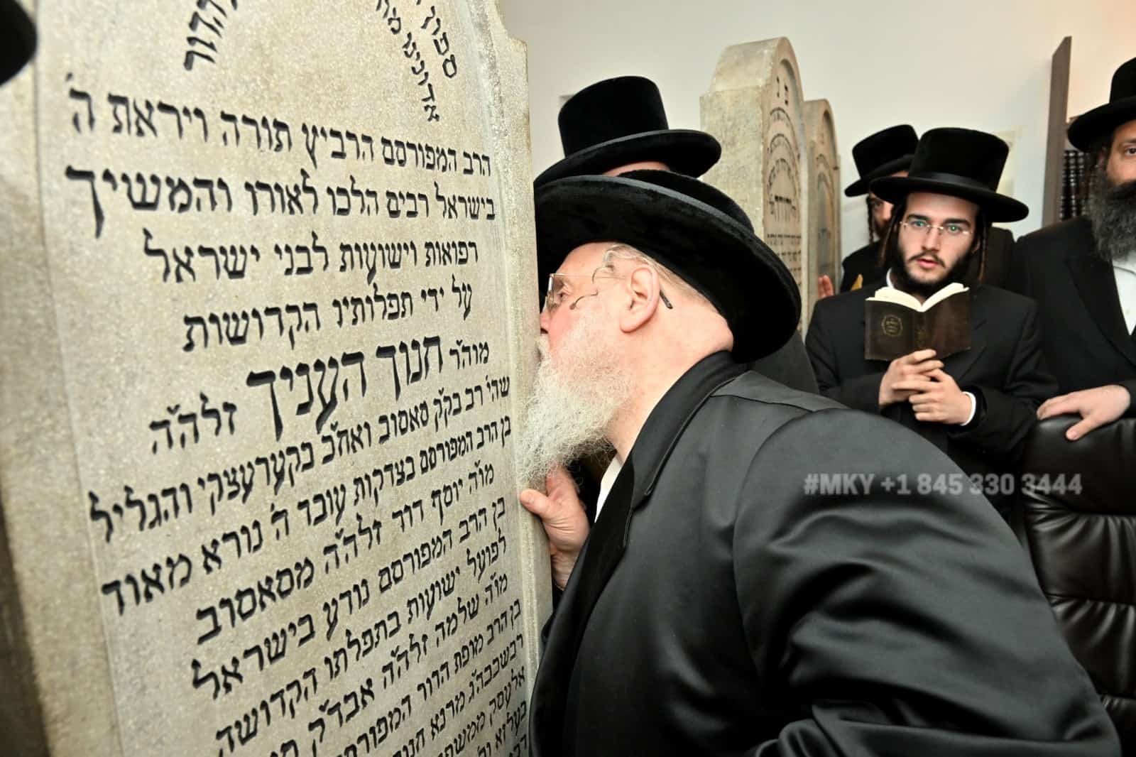 The Rebbe of Sassov in Hungary, at the kever of his ancestor, Rav ...